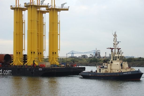 Monopiles and transition pieces sailing away by tug