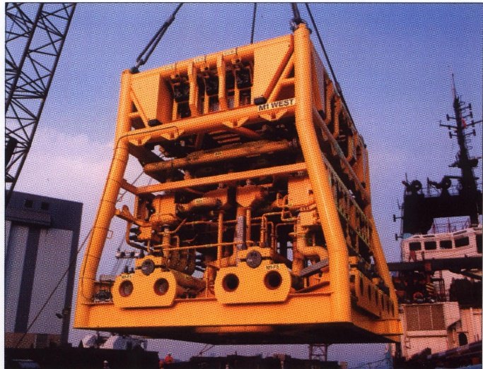 Subsea module lifted aboard an installation vessel