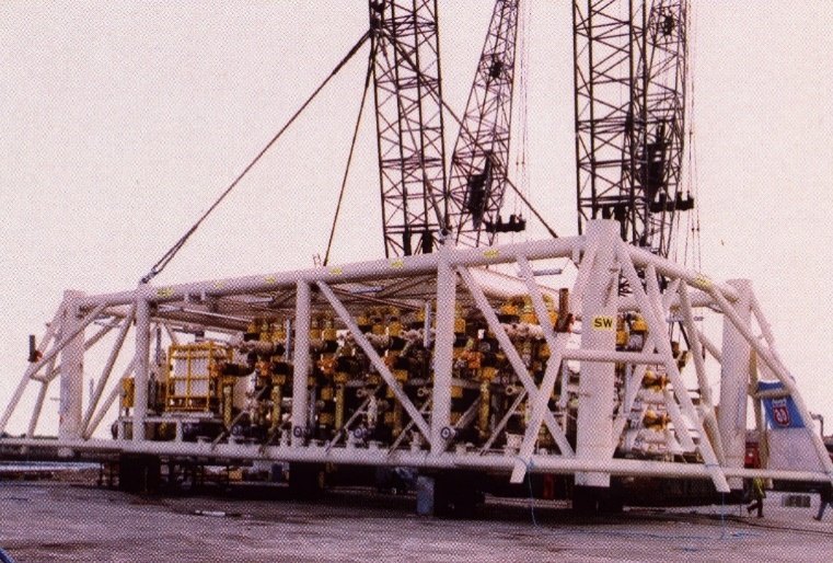 Subsea manifold with process pipework